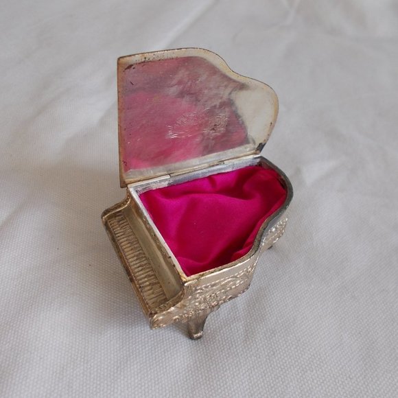 𝅺vintage Silver Red Enamel Tiny Piano Jewelry Treasure Box - Picture 4 of 6